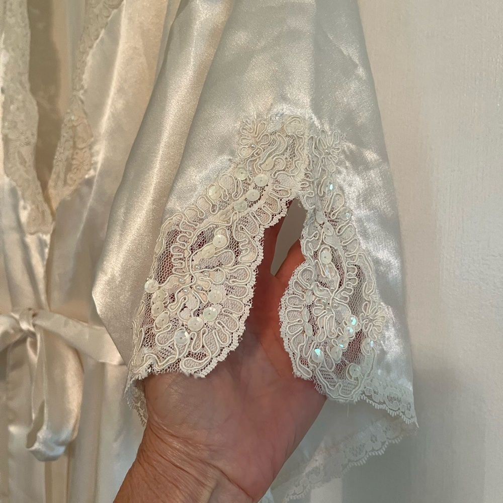 Victoria's Secret Vintage Ivory Satin Robe with Tie Belt - Picture 5 of 8